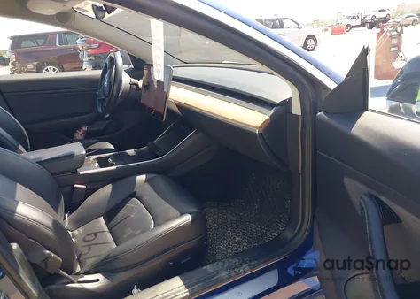 2018 Tesla Model 3 Long Range/Performance z USA, uszkodzony, nr VIN 5YJ3E1EB0JF130720